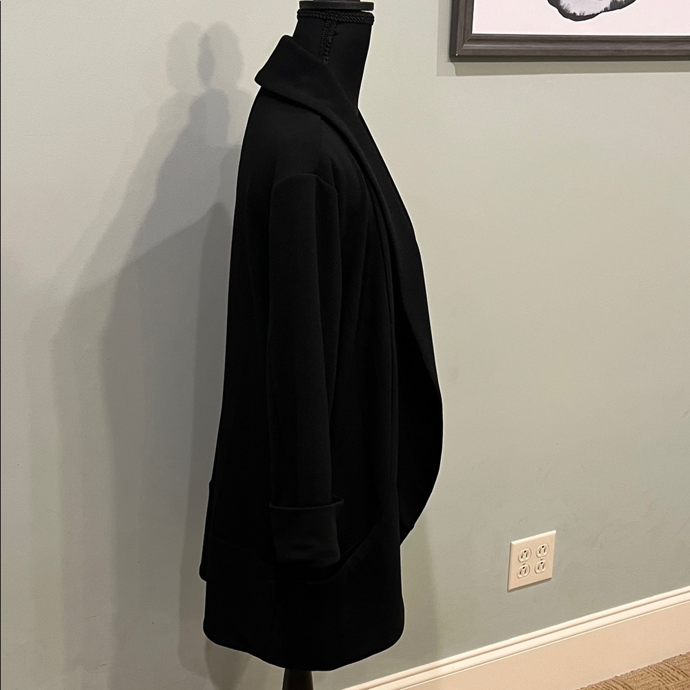 Sophisticated Women's Black Blazer - Picture 5 of 8